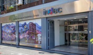 La inflación de diciembre 2023 es equivalente a la suma de siete años en países limítrofes