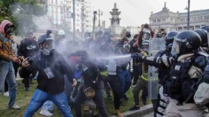 Represión de fuerzas federales en la marcha de jubilados de Congreso, entre Balvanera y Monserrat: 82 personas heridas y cuatro detenidas, entre ellas fotógrafos